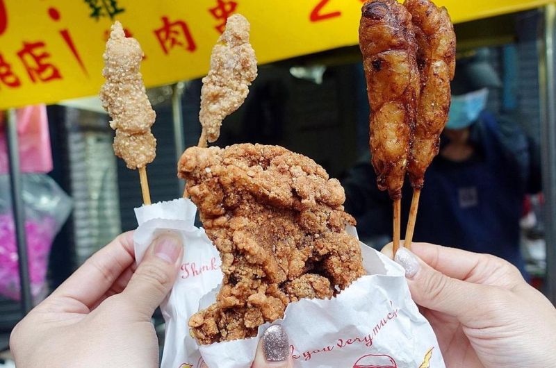 宜蘭人宵夜這樣吃｜2024東門夜市推薦美食(下) 5元龍鳳腿、碳烤雞排、八種料燒仙草